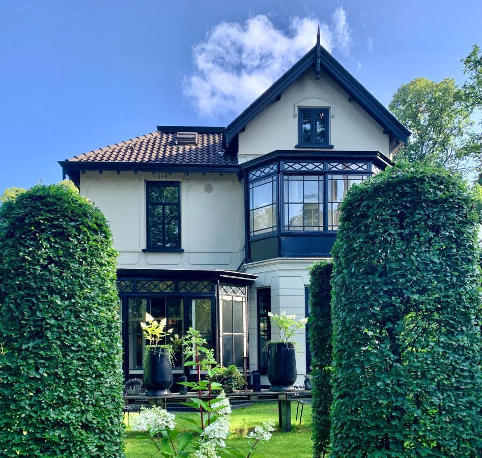 Boutique Hotel Villa Trompenberg ฮิลเวอร์ชุม ภายนอก รูปภาพ